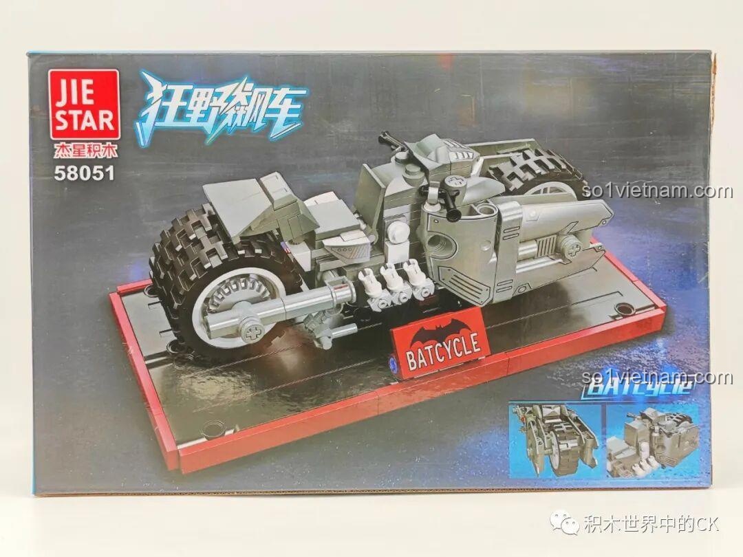 Mặt sau hộp đồ chơi mô hình 58051 siêu tiết kiệm, hiển thị mô hình Batcycle trên bệ trưng bày và các chi tiết nổi bật.