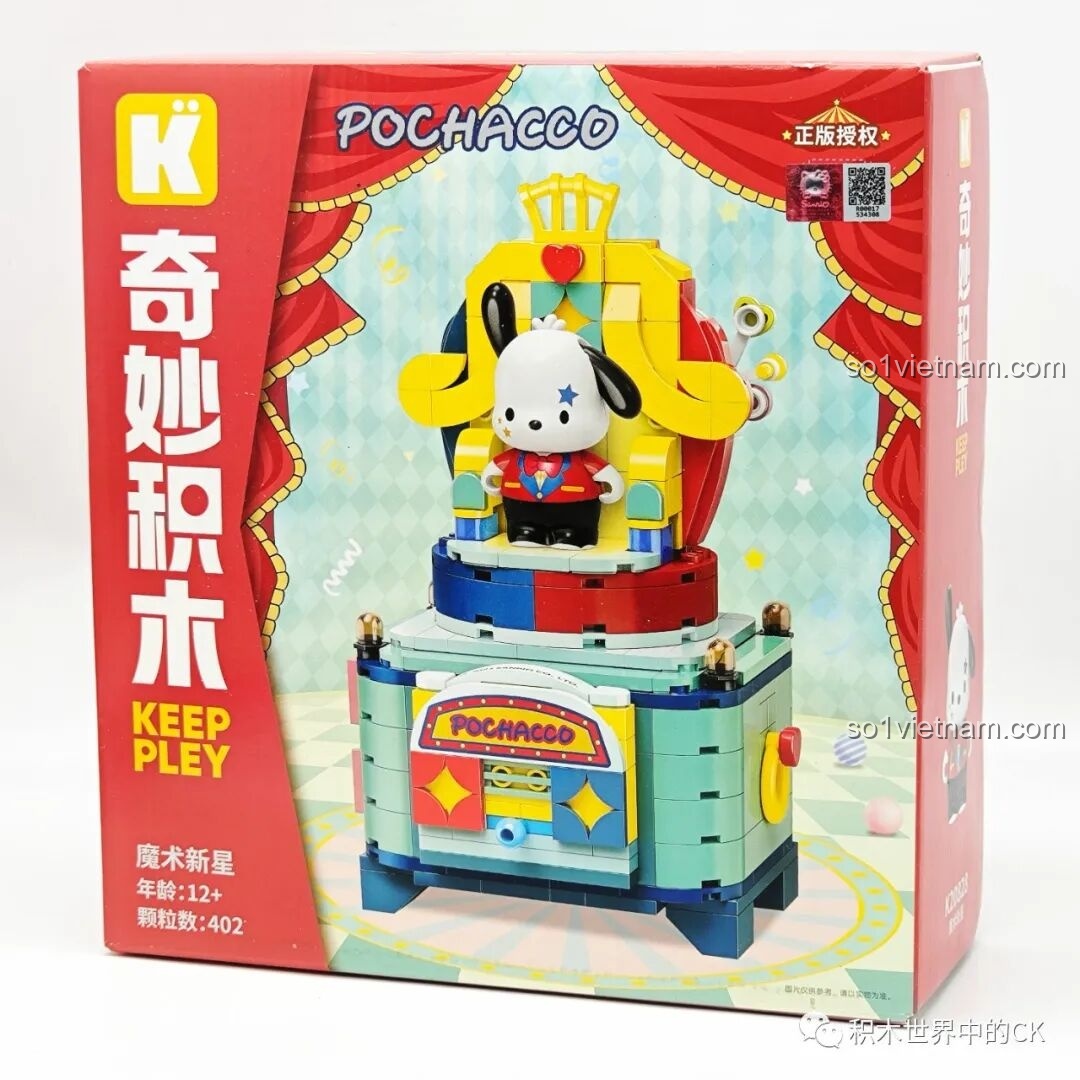 Mặt sau hộp Keeppley K20828 Pochacco mô tả cơ chế sân khấu xoay 180 độ và ngăn kéo bí mật.