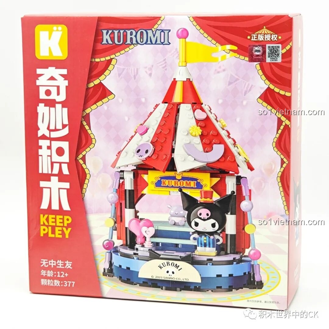 Mặt sau hộp Keeppley K20827 Kuromi, minh họa cơ chế sân khấu xoay và hình ảnh các bộ khác trong Gánh xiếc ma thuật Sanrio.