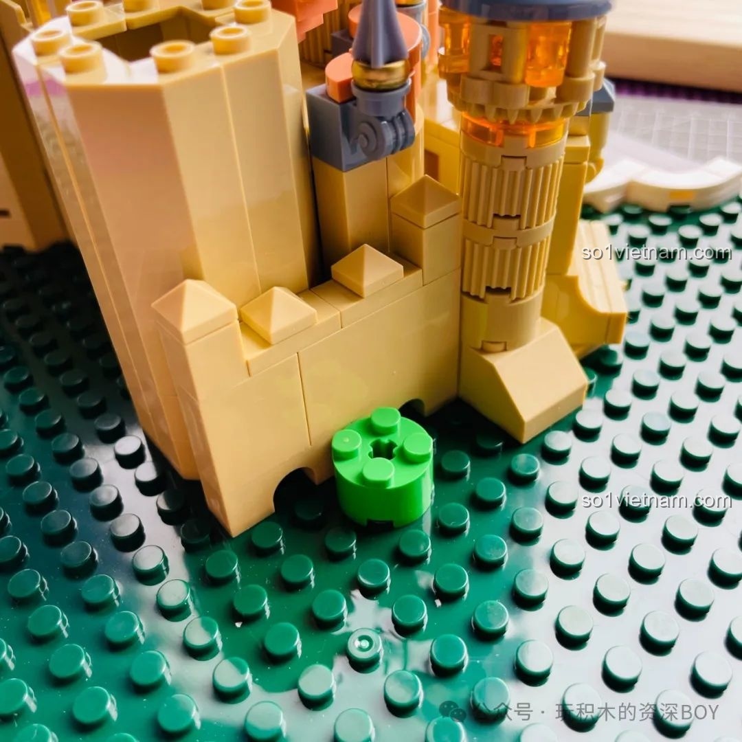 Mặt sau của Lâu Đài Hoa Rừng Femibox S2238 với cổng vòm và các chi tiết kiến trúc.