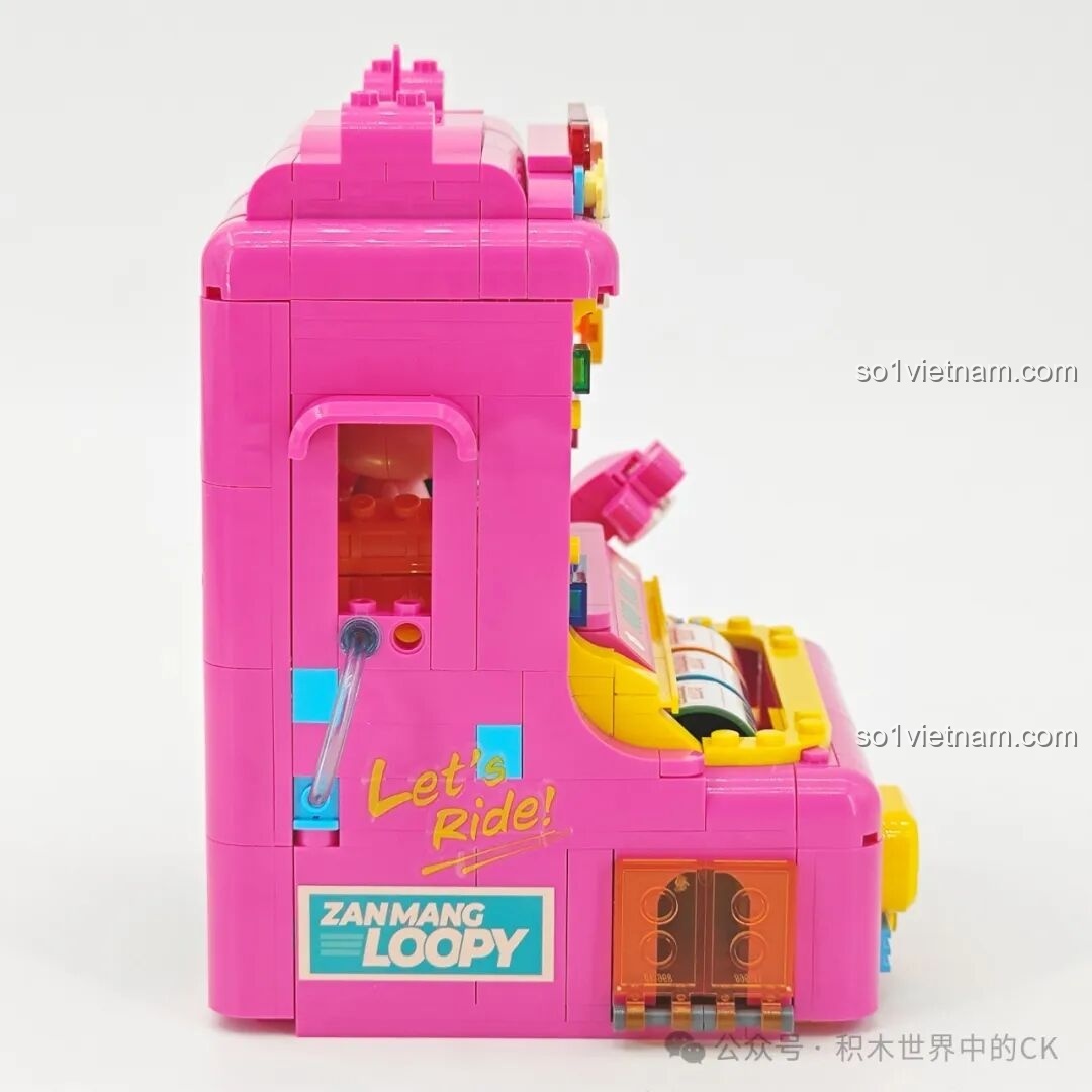 Mặt sau của máy kéo vàng Loopy TC2330 có một khoang bí mật mô phỏng hầm mỏ, một chi tiết thiết kế bất ngờ.