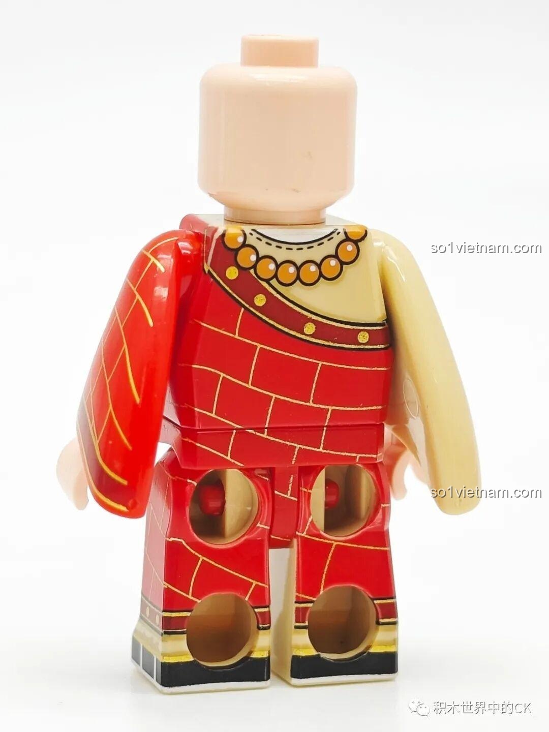 Mặt sau của minifigure Đường Tăng, cho thấy chi tiết in hoa văn gạch trên áo cà sa.