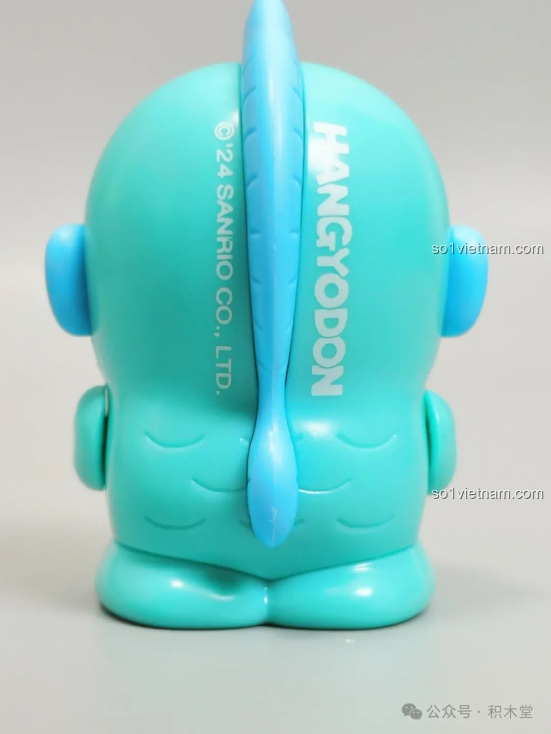 Mặt sau minifigure Hangyodon TC1724 với logo Hangyodon và năm sản xuất.