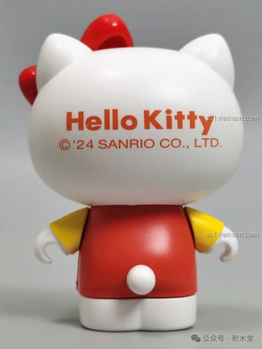 Mặt sau minifigure Hello Kitty TC1724 với logo Hello Kitty và năm sản xuất.