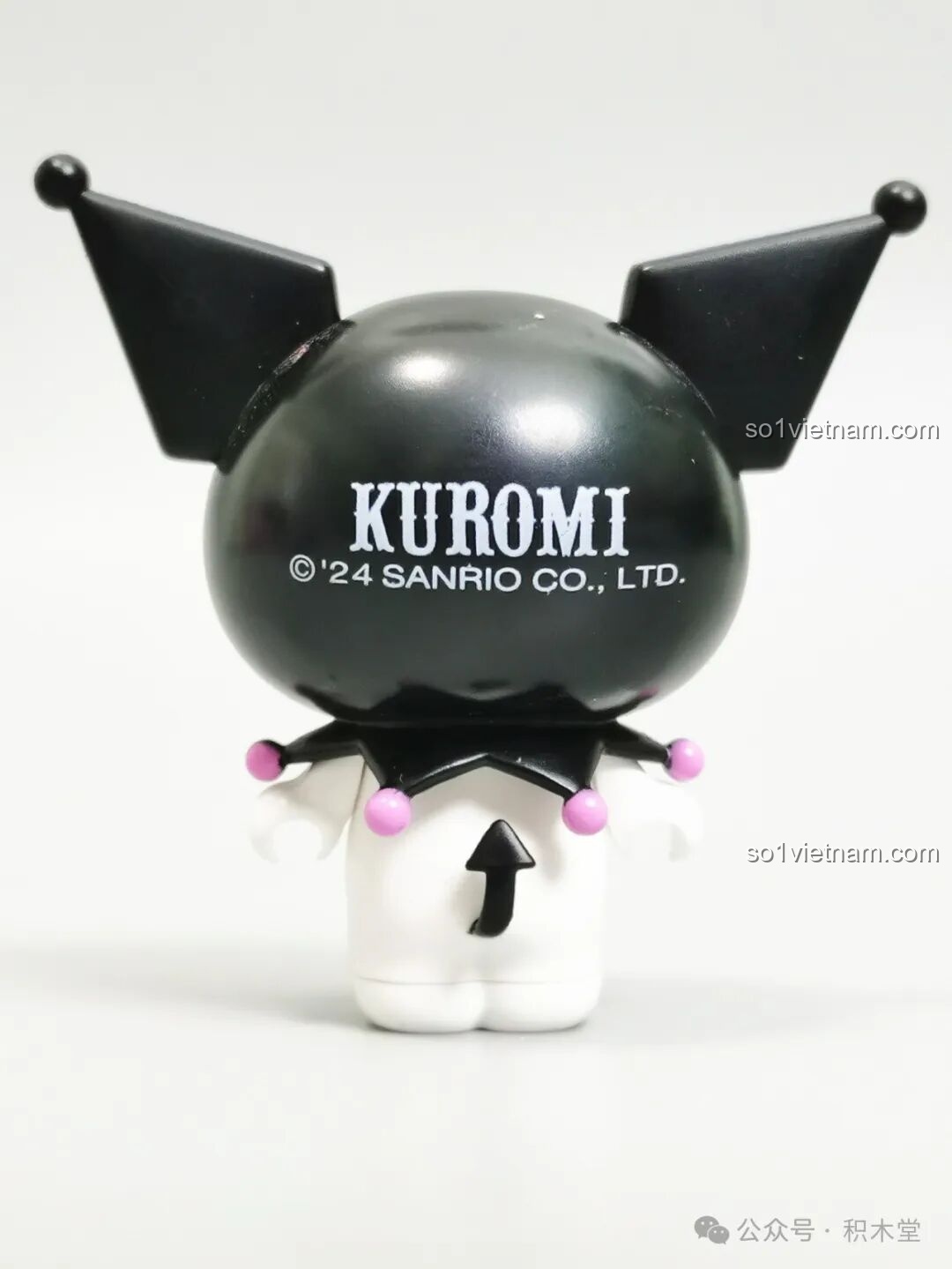 Mặt sau minifigure Kuromi TC1724 với logo Kuromi và năm sản xuất.