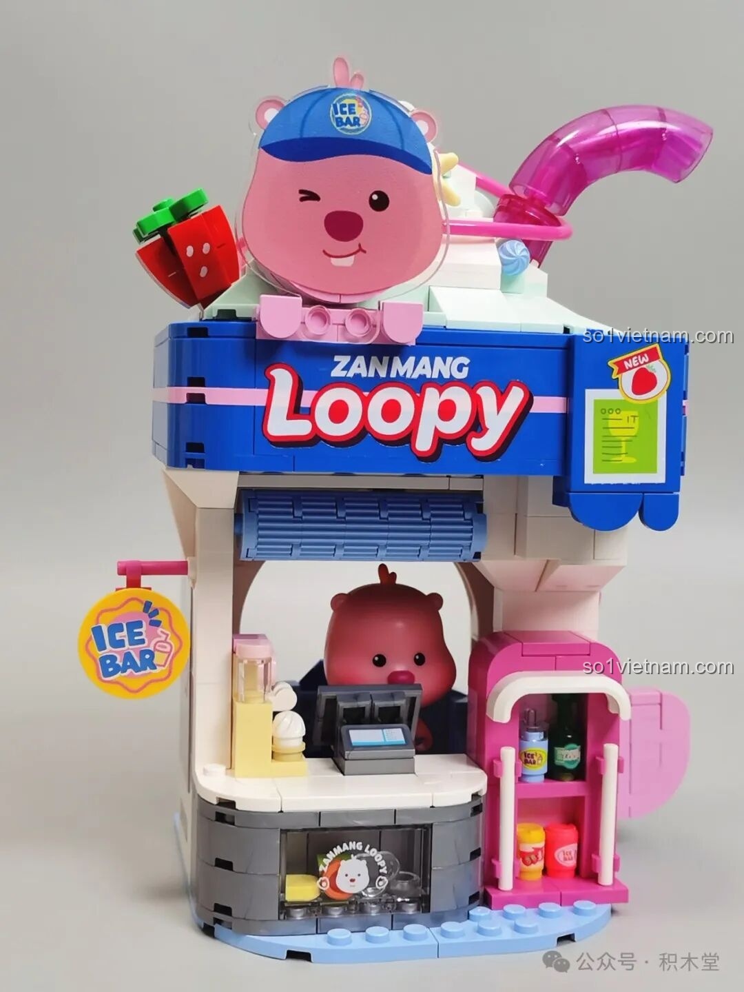 Mặt sau của minifigure Loopy trong bộ Quầy bar kem, cho thấy chiếc đuôi nhỏ xinh.