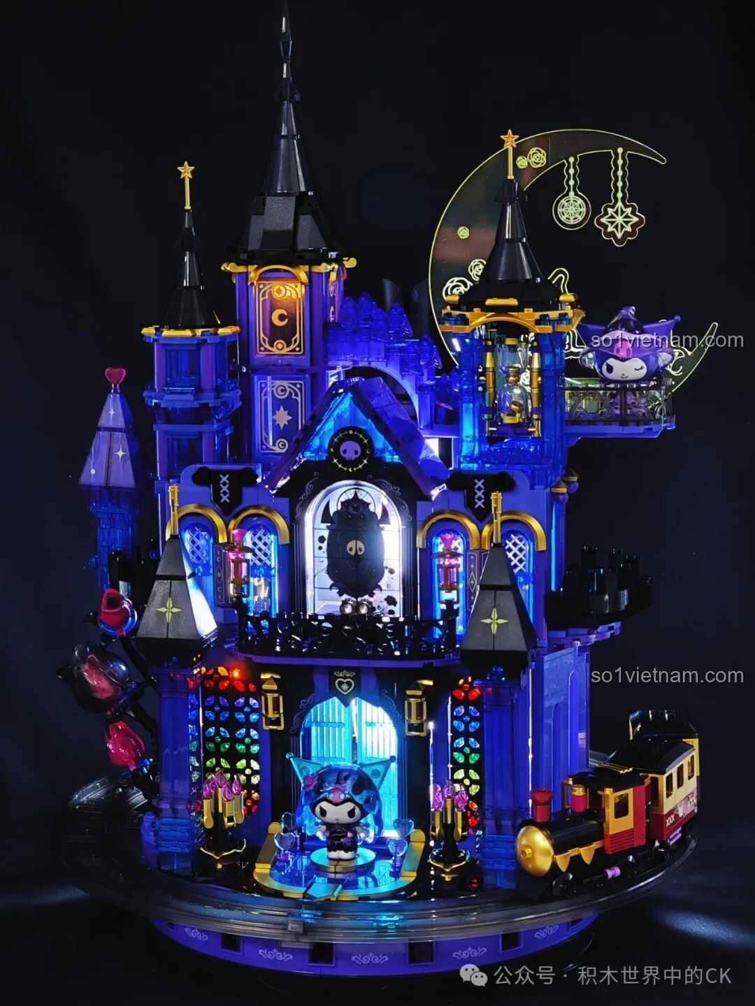 Mặt sau của minifigure Minh Nguyệt Kuromi với chiếc nơ đầu lâu đặc trưng.