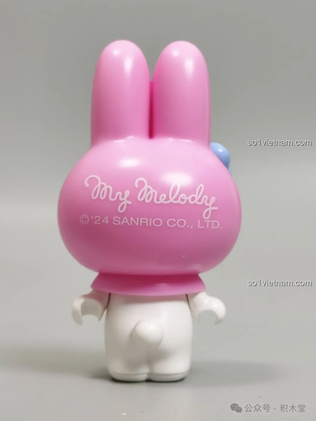 Mặt sau minifigure My Melody TC1724 với logo Sanrio và năm sản xuất.
