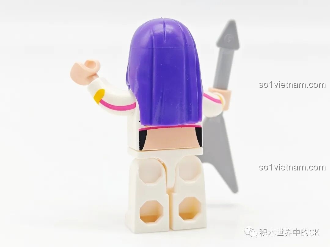 Mặt sau của minifigure nữ rocker trong bộ đồ chơi xếp hình Sân khấu nhạc hội di động 714508 xịn giá rẻ, cho thấy chi tiết in.