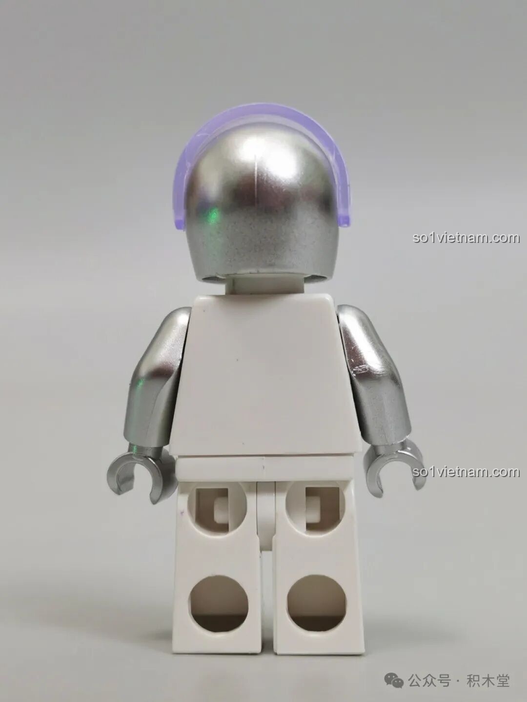 Mặt sau của minifigure phi hành gia mini trong bộ TOP TOY 1412, thiết kế đơn giản với tay mạ bạc.