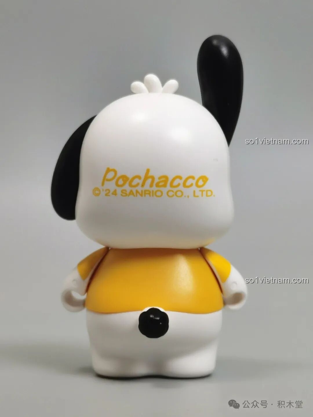 Mặt sau minifigure Pochacco TC1724 với logo Sanrio và năm sản xuất.