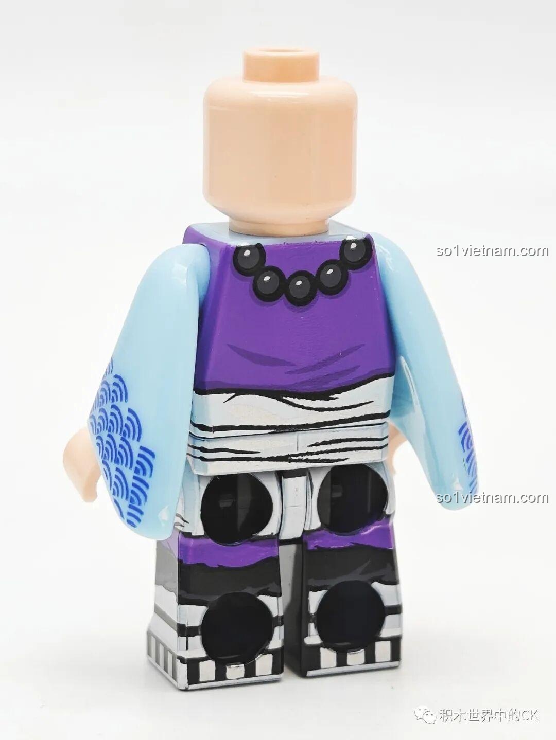 Mặt sau của minifigure Sa Tăng, với chi tiết chuỗi vòng cổ và hoa văn trên tay áo.