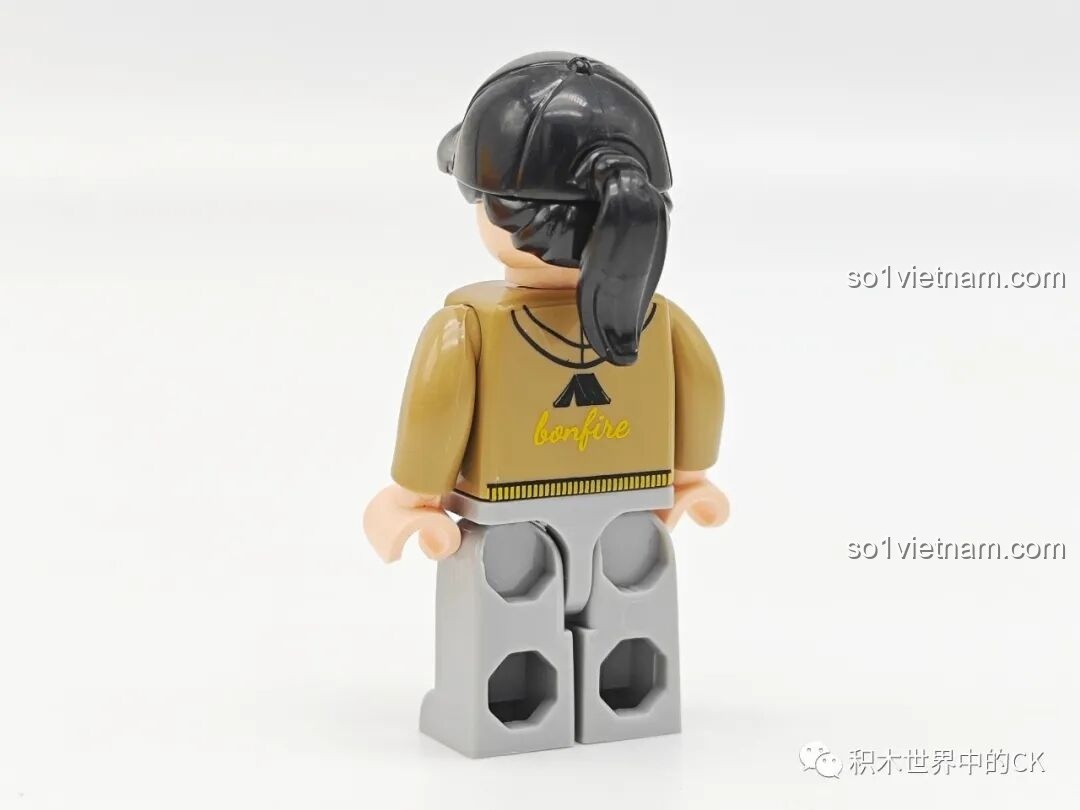 Chi tiết mặt sau của minifigure trong bộ đồ chơi dã ngoại Sembo 714509 với chữ 'bonfire' trên áo.