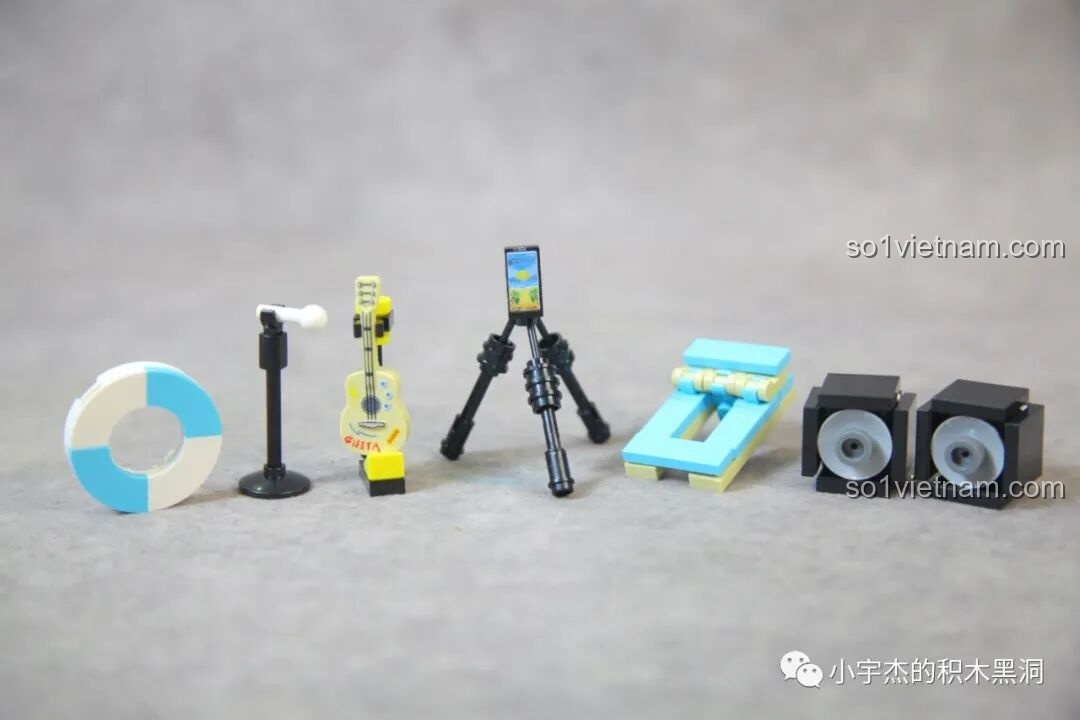 Mặt sau của minifigure nữ nghệ sĩ Sembo 714511, cho thấy chi tiết in trên lưng áo và mái tóc búi.