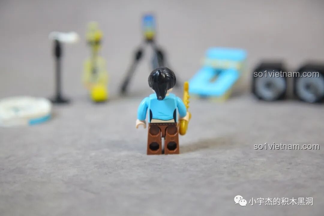Mặt sau của minifigure nữ nghệ sĩ Sembo 714511.