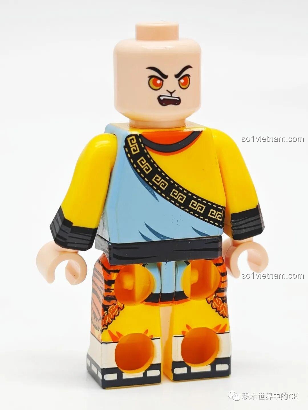 Mặt sau của minifigure Tôn Ngộ Không, với chi tiết in hoa văn trên áo.