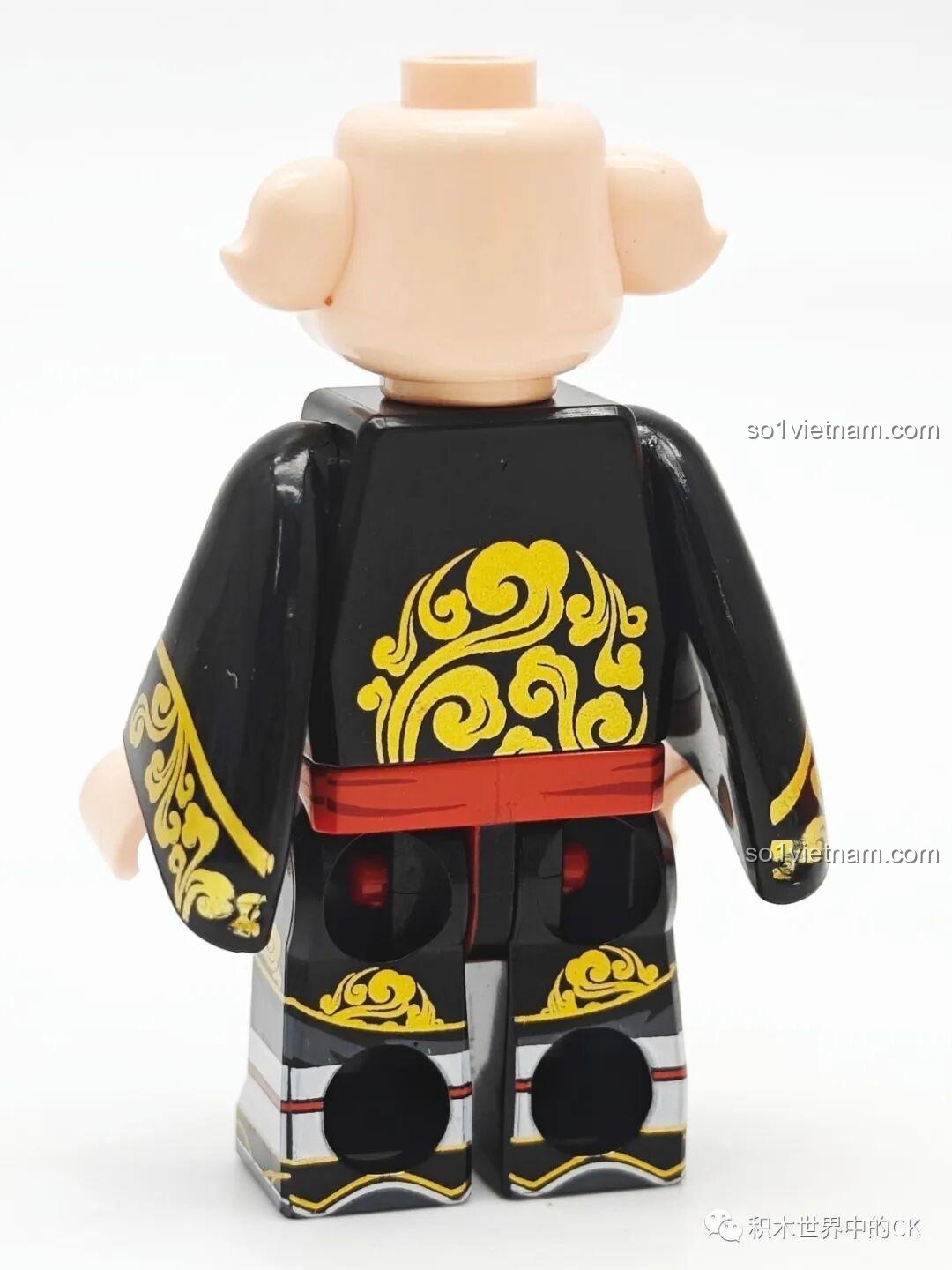 Mặt sau của minifigure Trư Bát Giới, với họa tiết đám mây vàng trên áo.