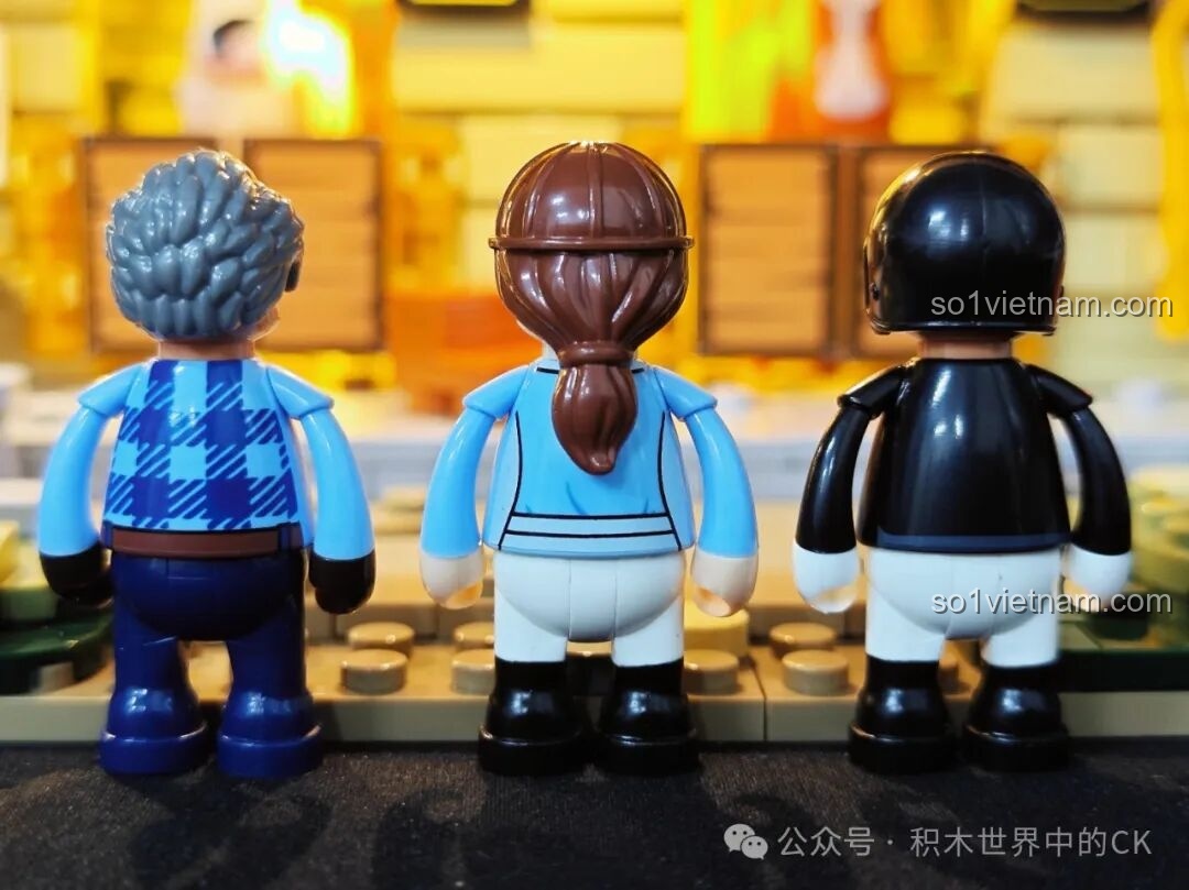 Mặt sau của ba minifigures trong bộ FunWhole F9080 cho thấy chi tiết in áo và tạo hình tóc.
