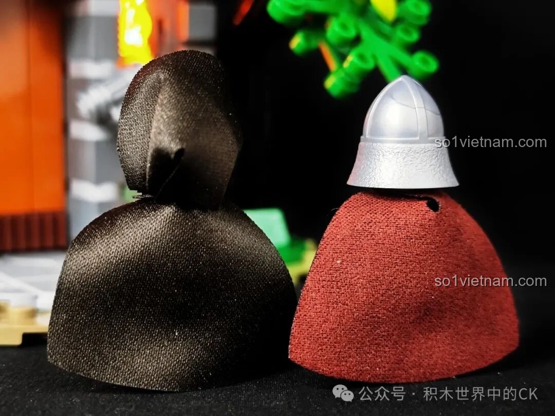 Mặt sau của hai minifigures hiệp sĩ và nhân vật bí ẩn, cho thấy chi tiết áo choàng bằng vải mềm mại của Funwhole F9040.