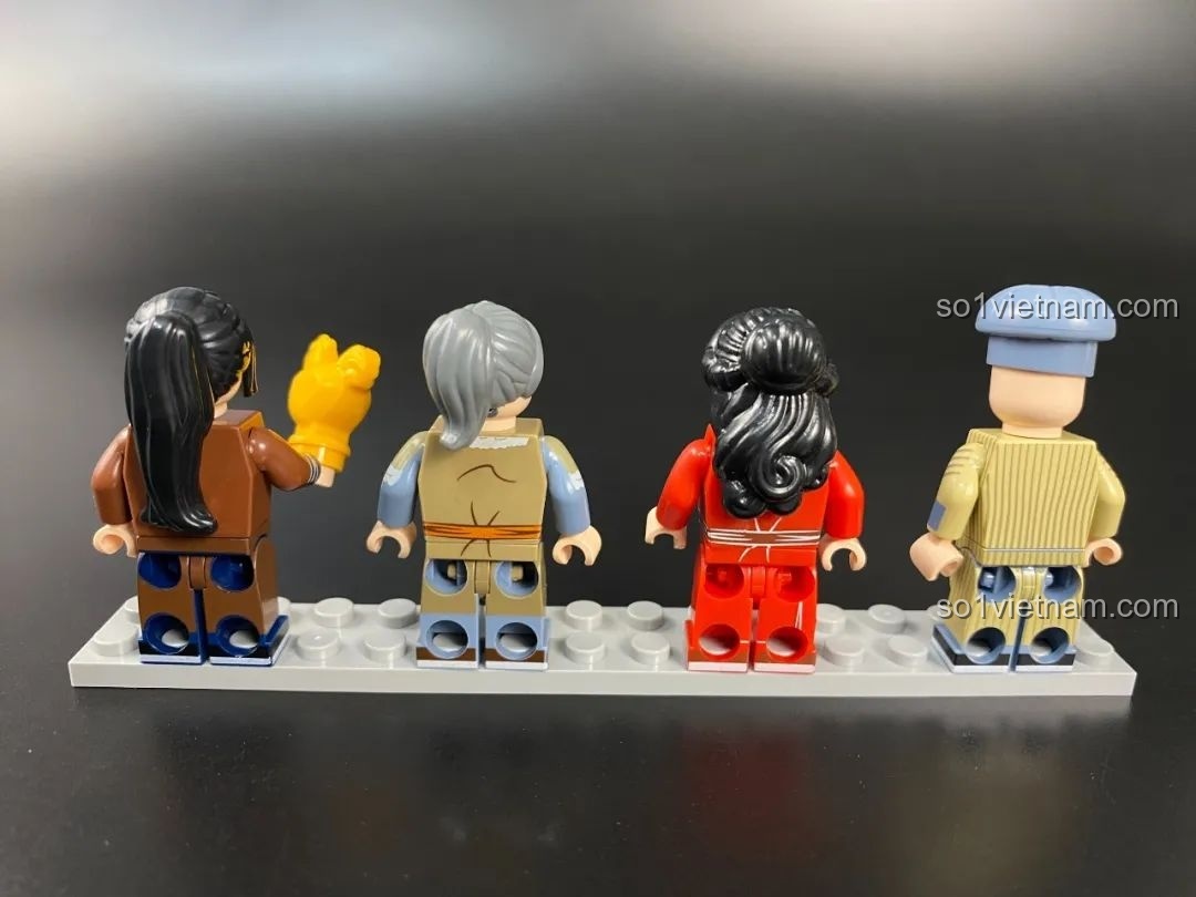Mặt sau của 4 minifigures nam với các chi tiết in sắc nét trên lưng áo.