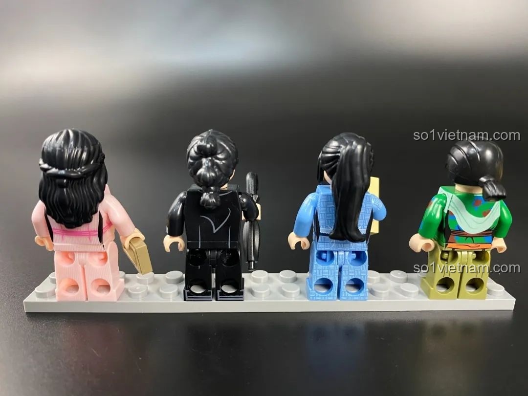 Mặt sau của 4 minifigures nữ với các chi tiết in trên lưng và kiểu tóc.