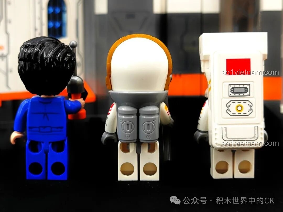 Mặt sau của 3 minifigures phi hành gia Keeppley K10235, cho thấy chi tiết bình oxy và trang bị sau lưng.
