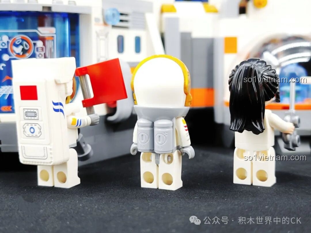 Mặt sau của các minifigures phi hành gia trong bộ K10236, với chi tiết bình oxy và trang phục được in cẩn thận.