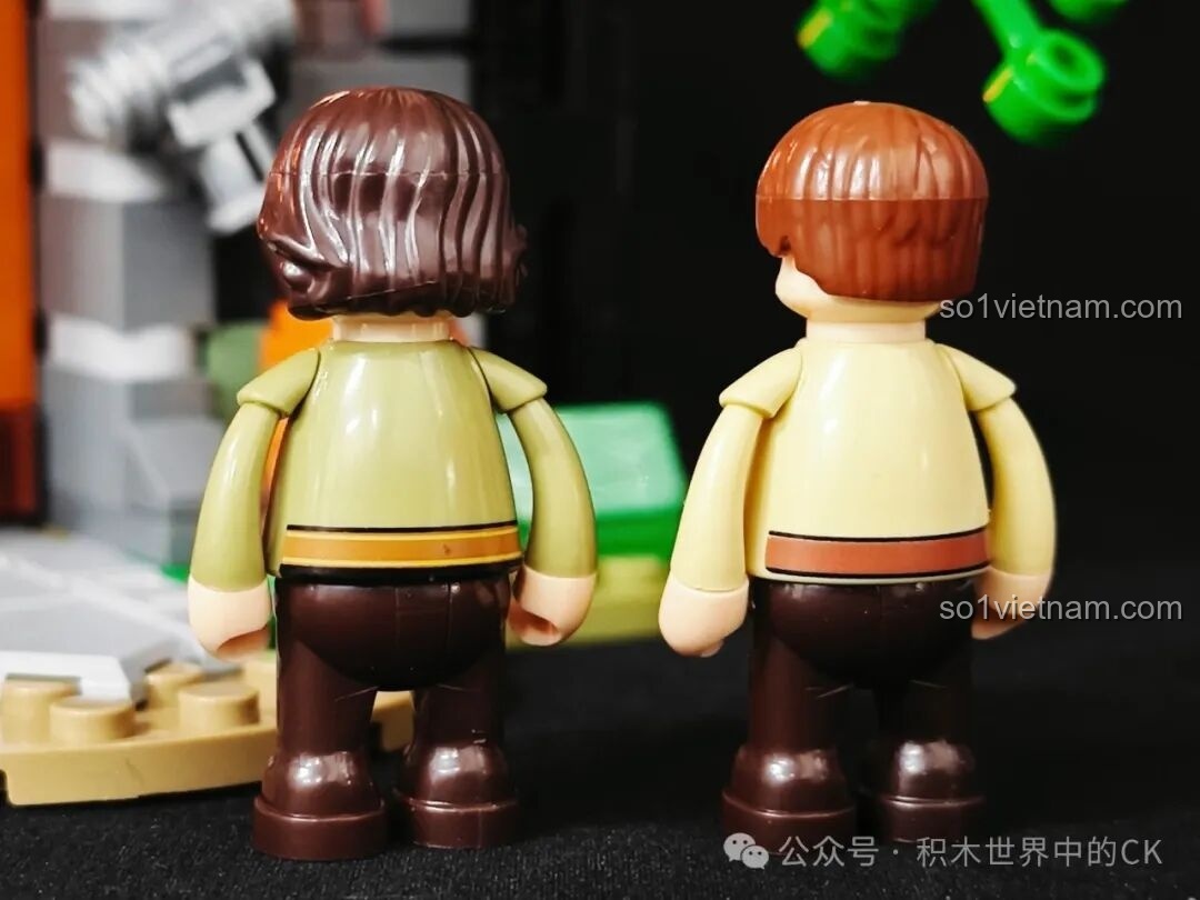 Mặt sau của hai minifigures thợ rèn, cho thấy chi tiết in trên lưng và tạo hình tóc của nhân vật trong bộ Funwhole F9040.