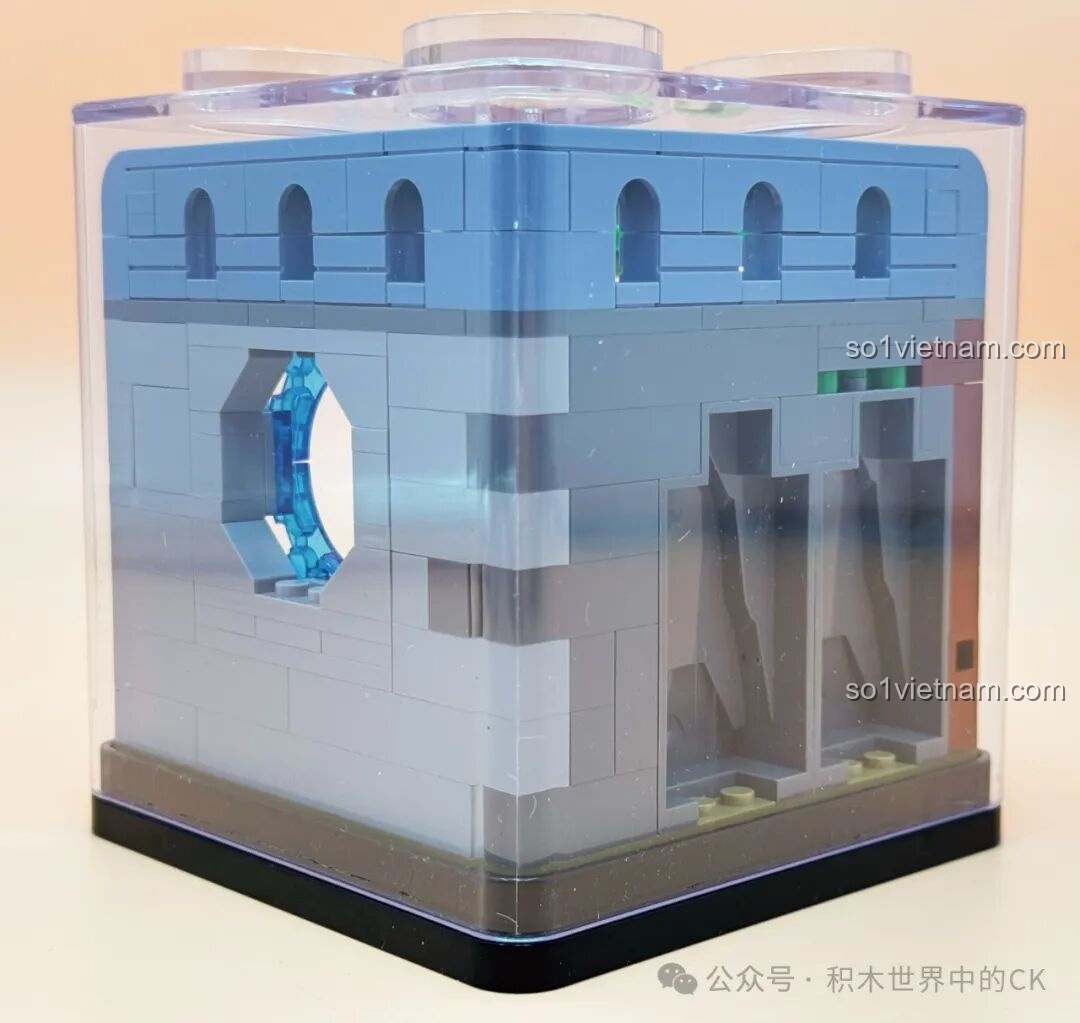 Mặt sau của mô hình ZHEGAO 971014 cho thấy cấu trúc tường và cổng vòm của bảo tàng.