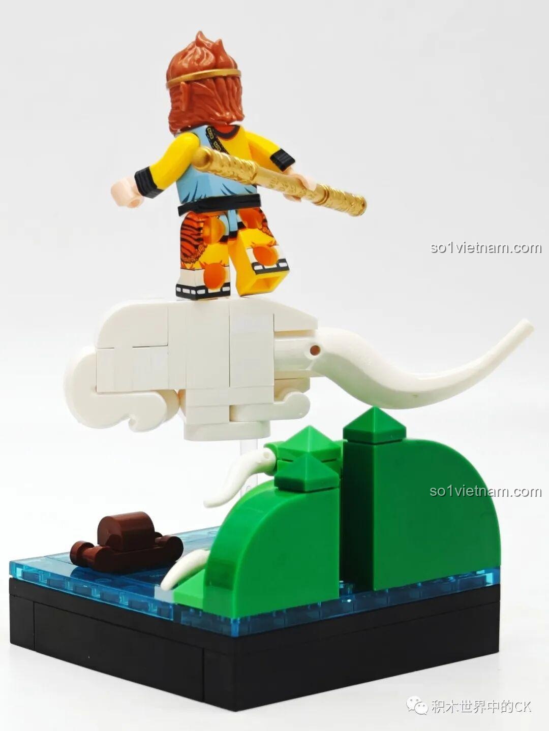 Mặt sau của mô hình Cân Đẩu Vân, cho thấy cấu trúc núi xanh và mặt nước trong suốt.