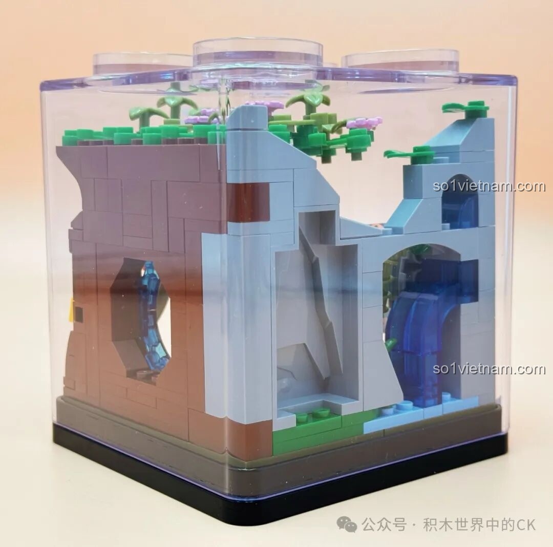 Mặt sau của mô hình ZHEGAO 971016 với cấu trúc vách đá và một thác nước nhỏ.