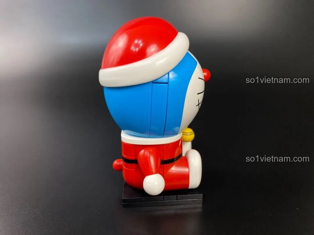Mặt sau của mô hình Doraemon Giáng Sinh, thiết kế đơn giản nhưng vẫn giữ được vẻ đáng yêu.