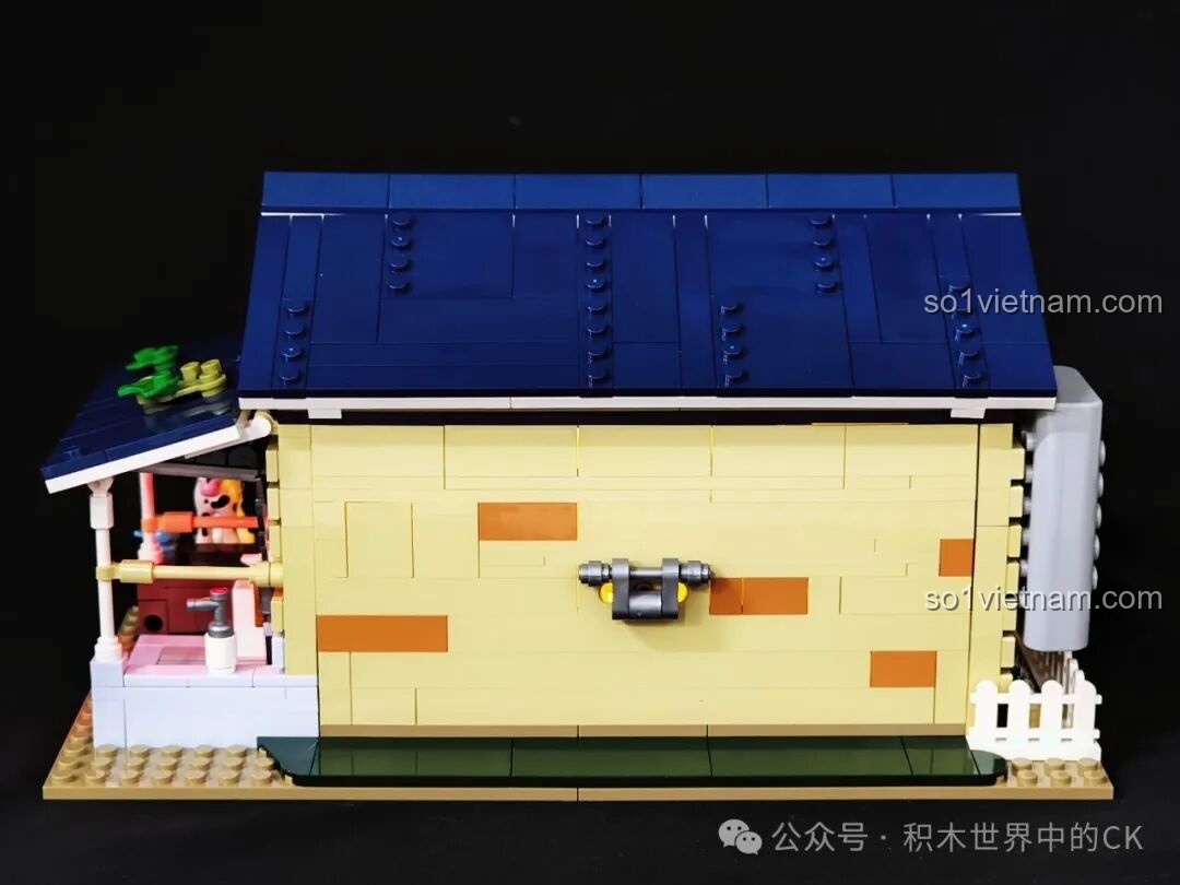 Thiết kế mặt sau của mô hình Chuồng Ngựa FunWhole F9080 với các chi tiết như cục nóng điều hòa.