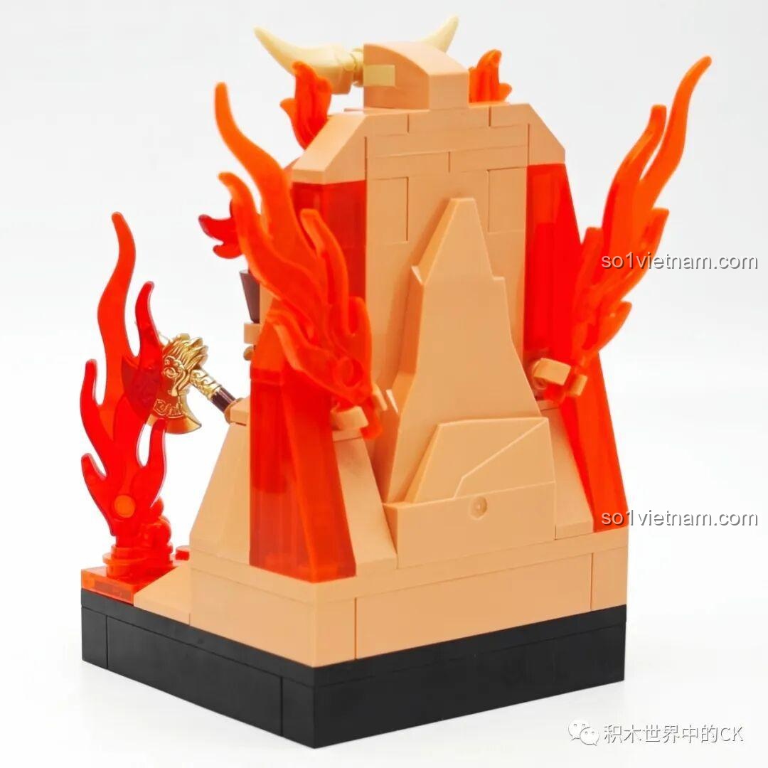 Mặt sau của mô hình Hỏa Diệm Sơn, với các chi tiết núi đá và lửa.