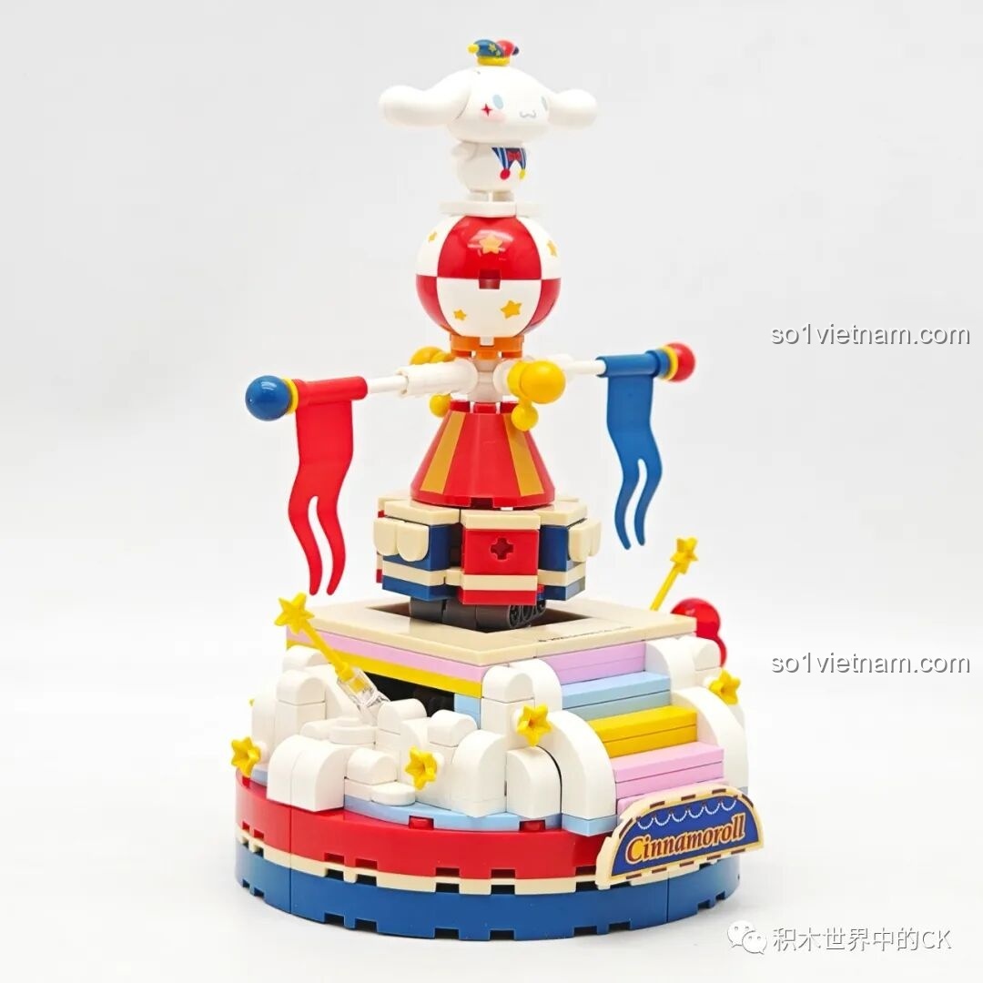 Mặt sau của mô hình lắp ráp Keeppley K20825 Cinnamoroll với chi tiết cầu thang và biển tên Cinnamoroll.