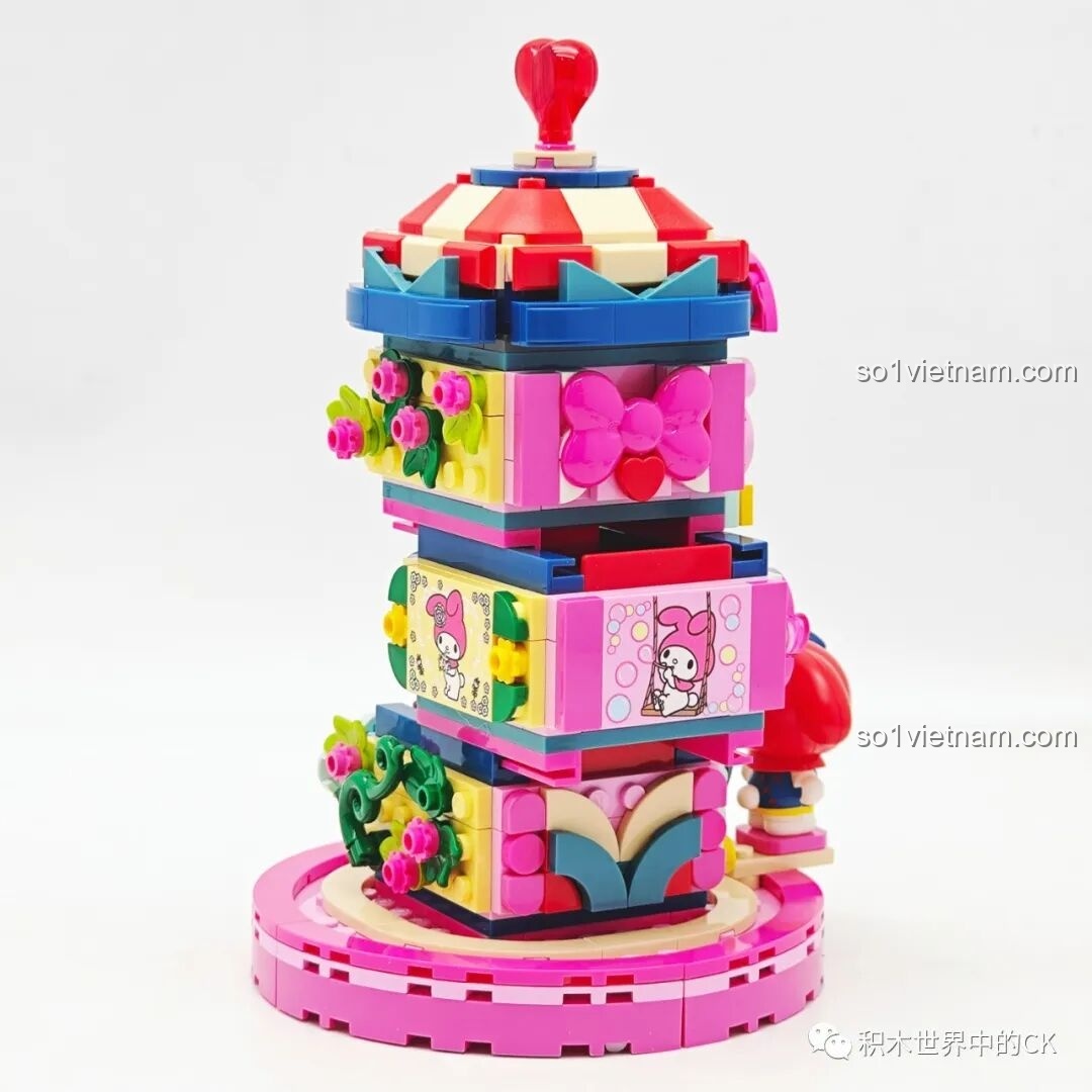 Mặt sau của mô hình Keeppley K20824 My Melody Rạp Xiếc với các chi tiết trang trí nơ và sách.