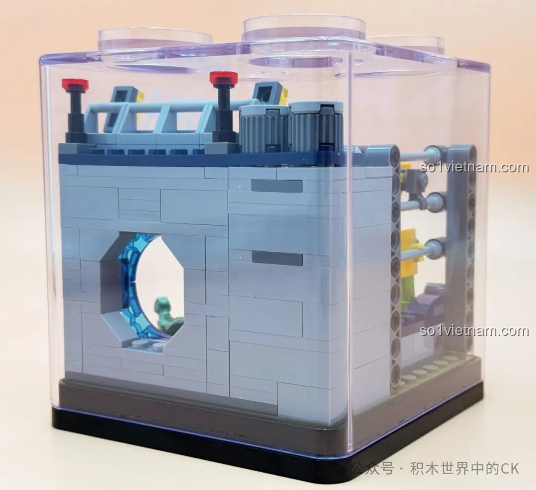 Mặt sau của mô hình ZHEGAO 971015 với cấu trúc tường xám và các đường ống.