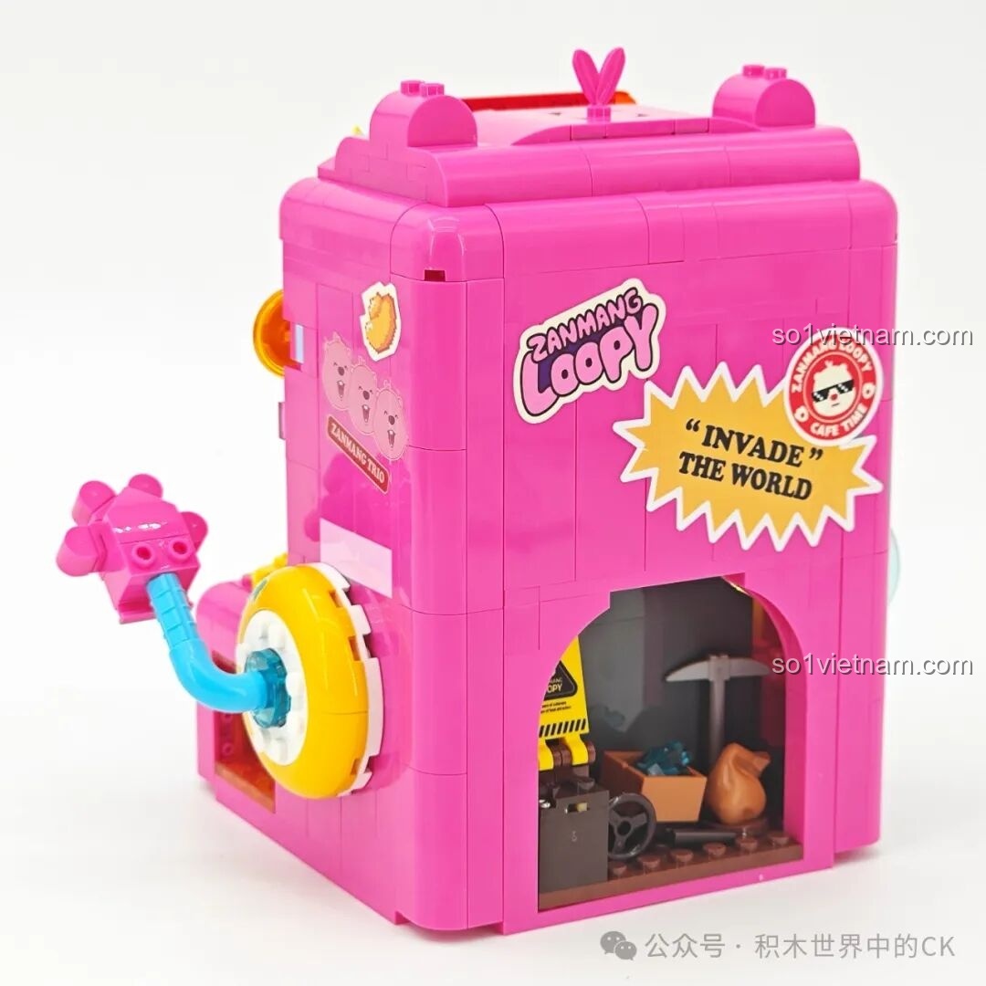 Mặt sau của mô hình máy slot TOP TOY TC2330 có các sticker trang trí và một khoang hầm mỏ bí mật.