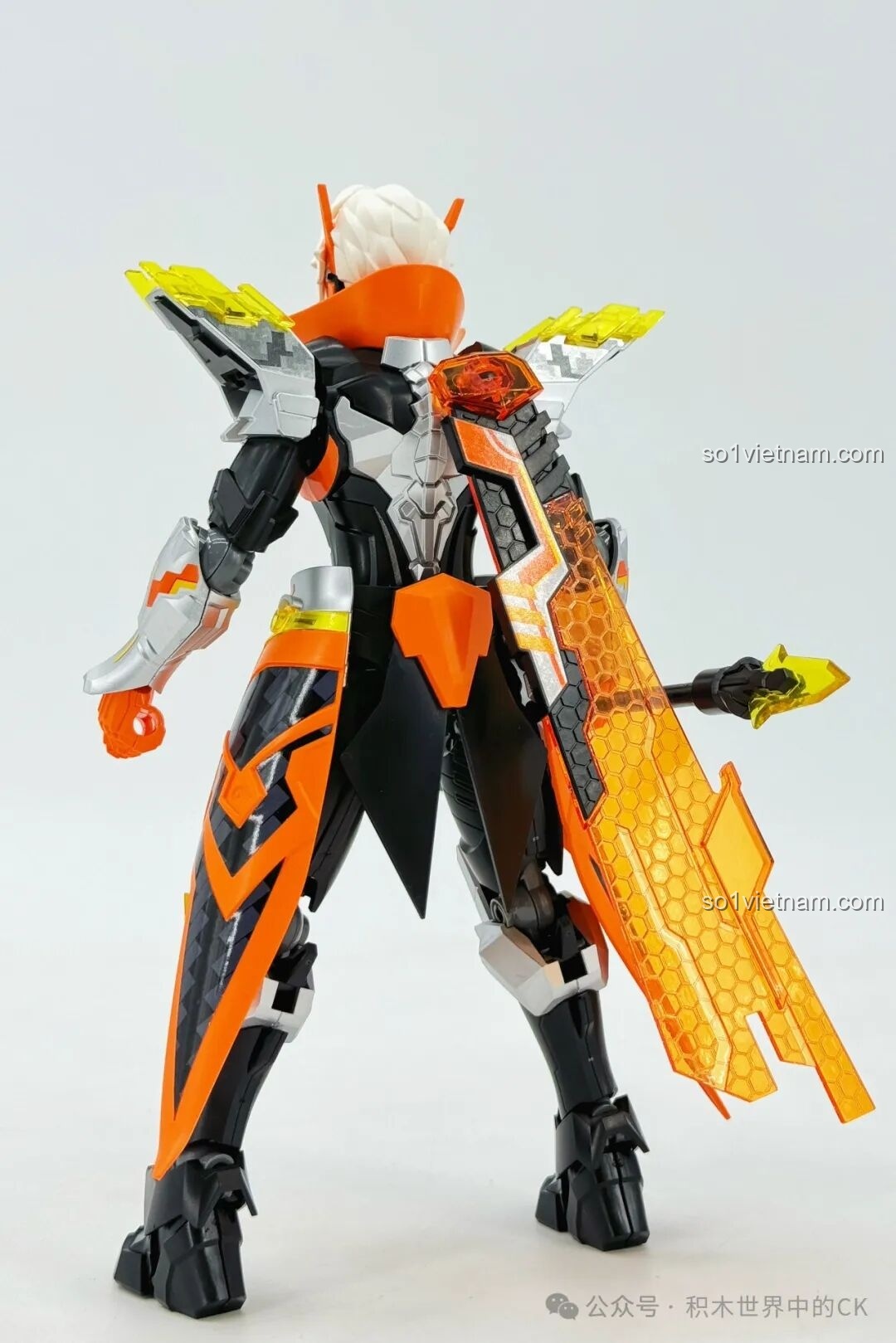 Mặt sau của mô hình Robot Triệu Vân Keeppley 78032, hiển thị các chi tiết giáp lưng và phần áo choàng.