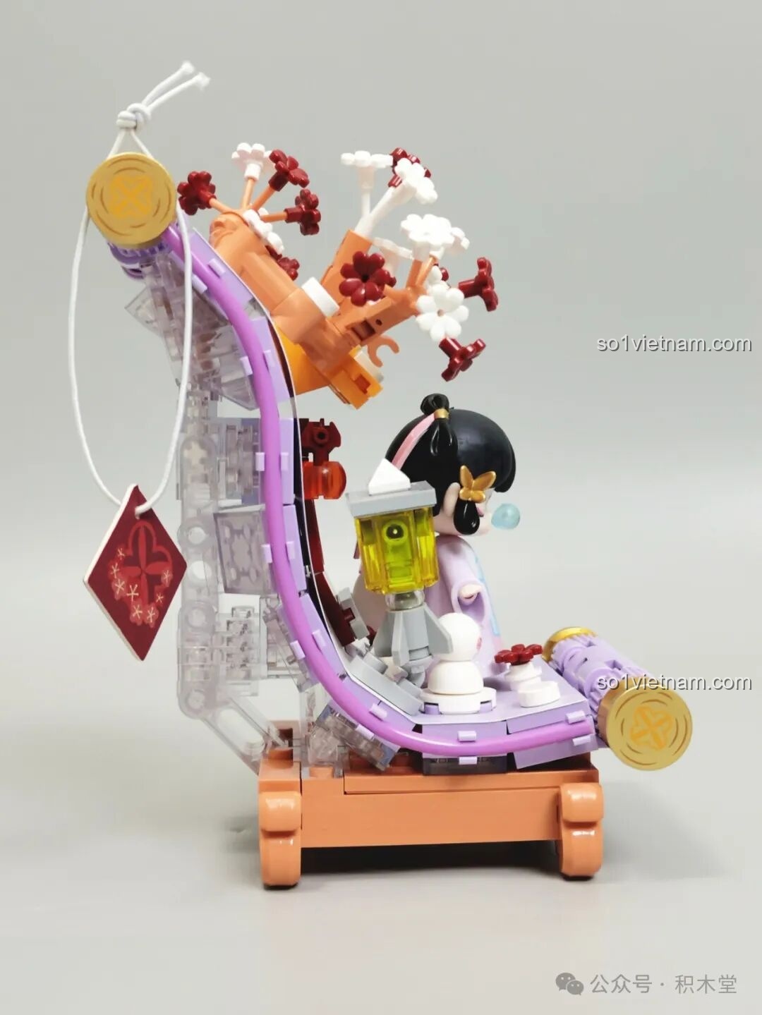 Mặt sau của mô hình TOP TOY Nanci mùa Đông với cấu trúc trong suốt và thẻ hương màu đỏ.