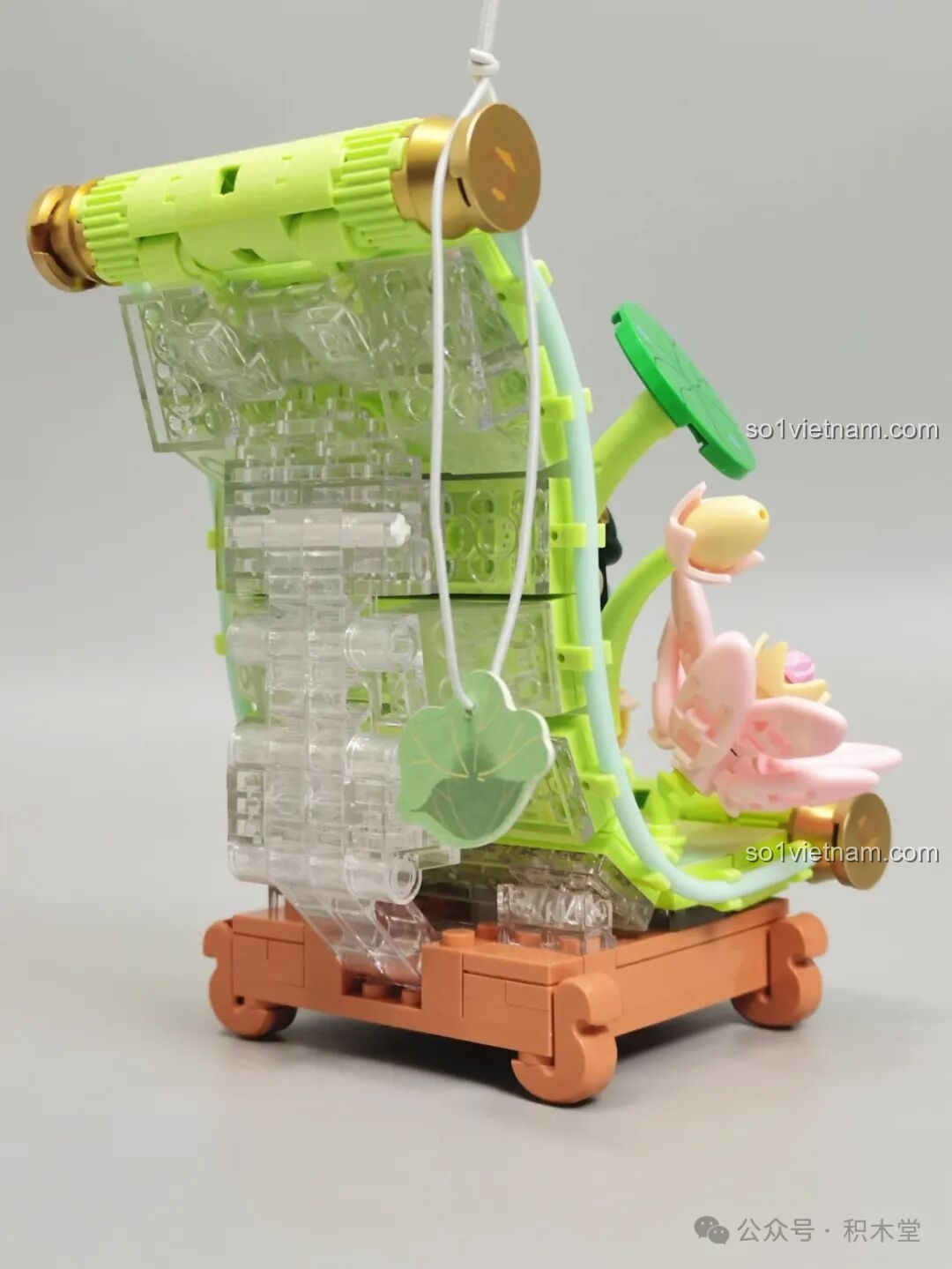 Mặt sau của mô hình TOP TOY Nanci mùa Hạ với cấu trúc lắp ráp trong suốt và thẻ hương hình lá sen.