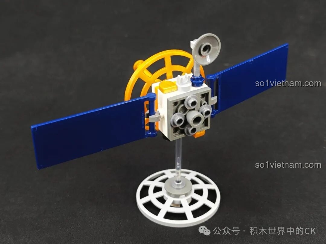 Mặt sau của mô hình vệ tinh trong bộ Keeppley K10235, cho thấy các chi tiết kỹ thuật và cấu trúc lắp ráp.