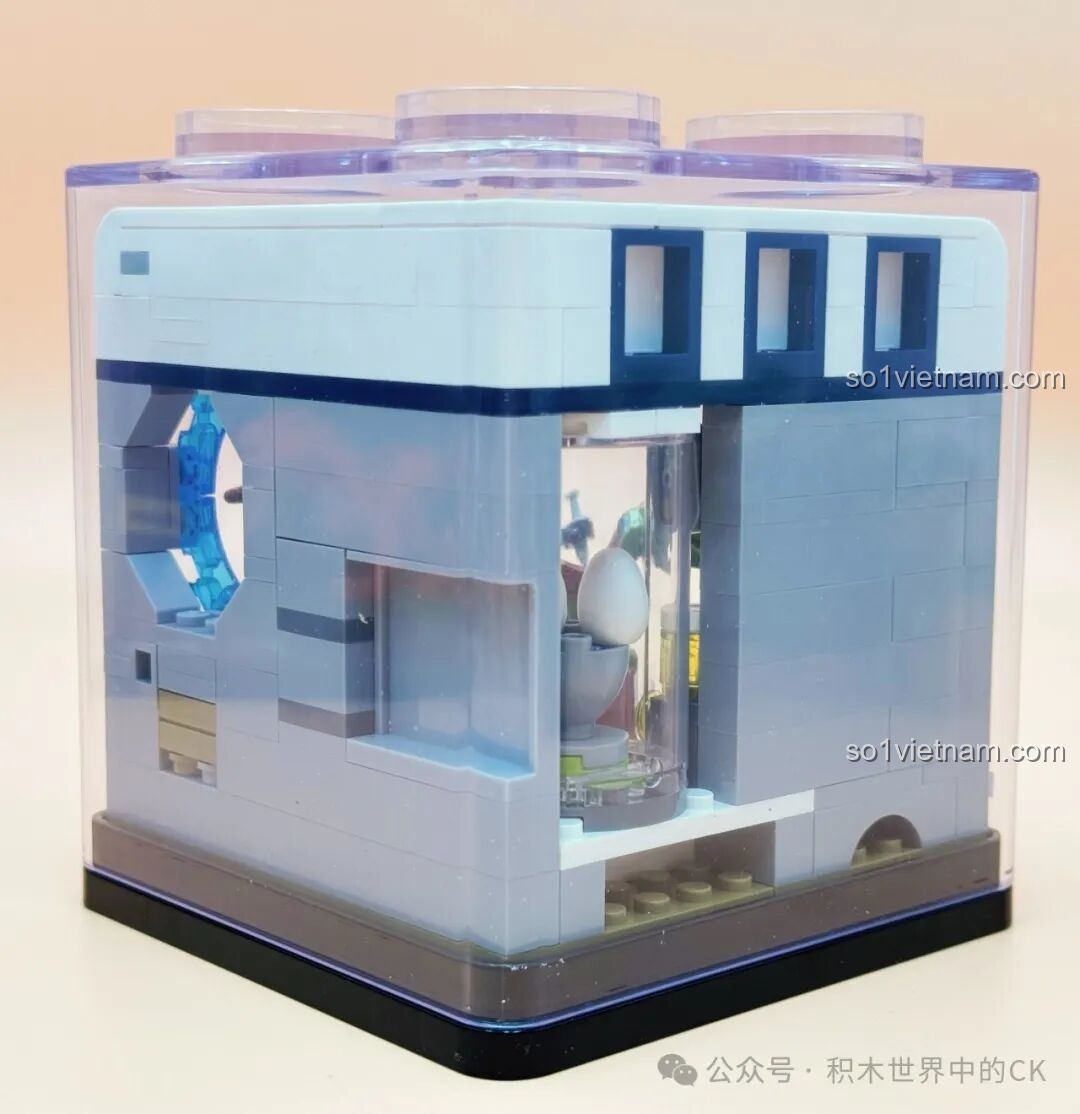 Mặt sau của mô hình ZHEGAO 97013, cho thấy cấu trúc tường phòng thí nghiệm.