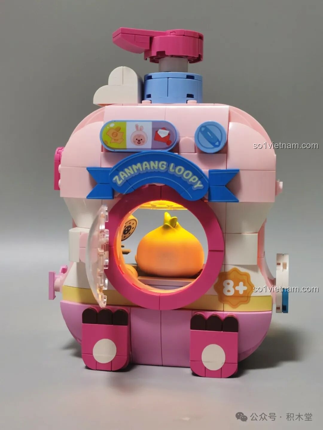 Mặt sau của mô hình Phòng Tắm Loopy khi bật đèn LED, ánh sáng xuyên qua ô cửa tròn.