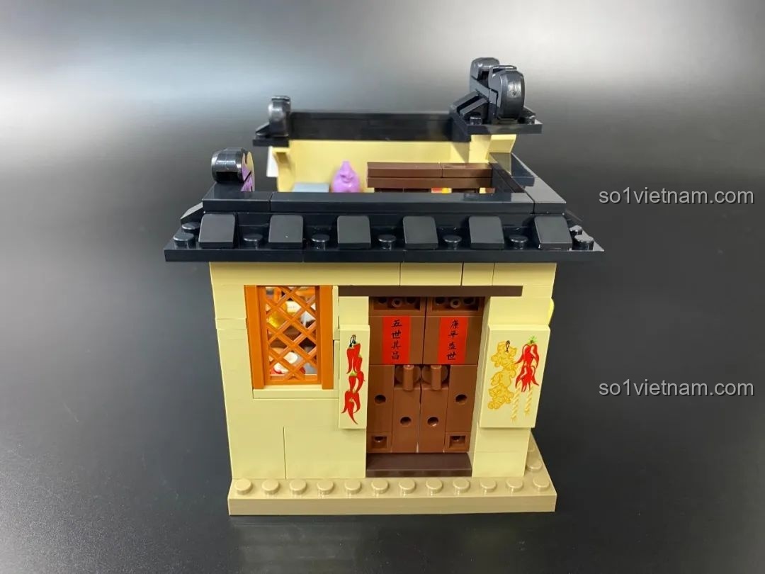 Mặt sau của khu nhà có quán trà, thể hiện các chi tiết cửa và trang trí.