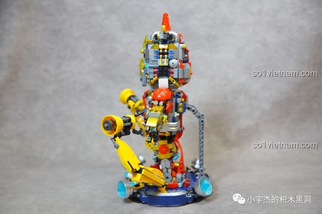 Mặt sau của mô hình ZHEGAO GZ8008 Robot Kỳ Lân Sắt với giá đỡ lưng.