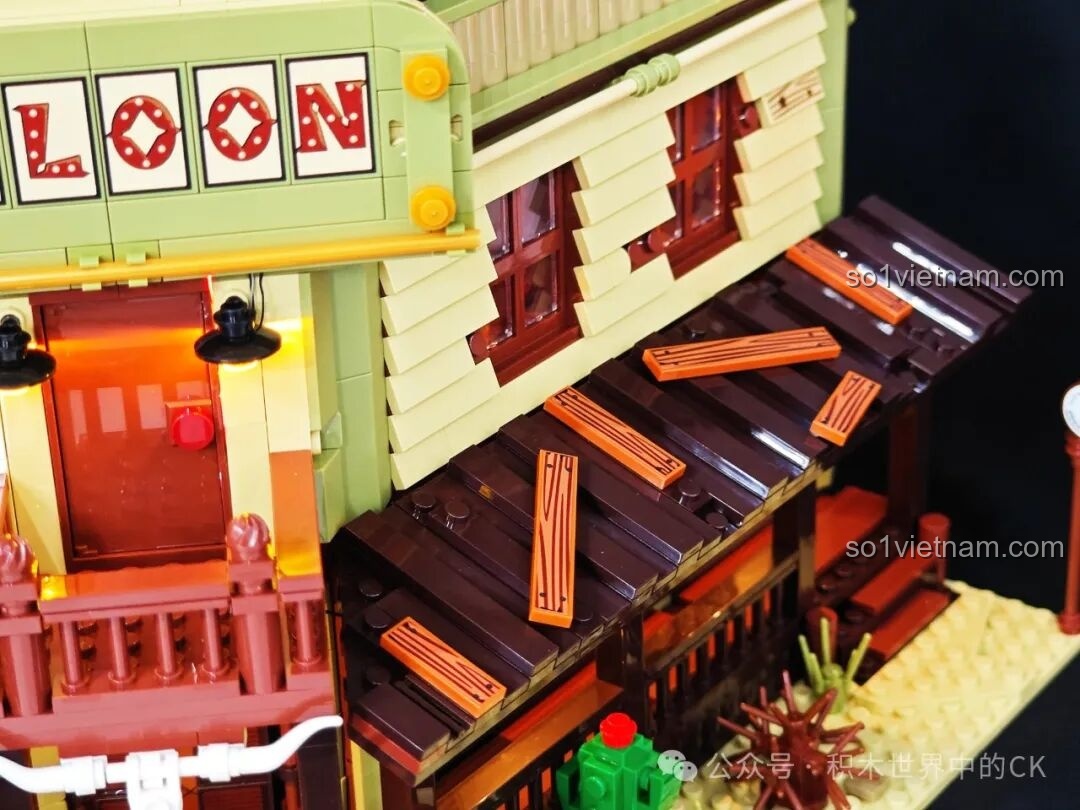 Mặt sau của Saloon Miền Tây F9021 nhìn từ góc rộng, hiển thị toàn bộ bức tường.