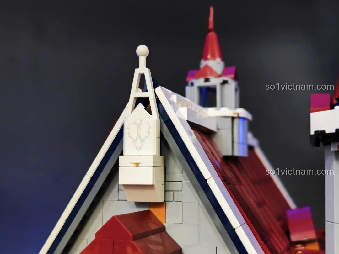 Mặt sau Sảnh Tiệc Hoàng Gia Lumibricks L9071 khi lên đèn, với các chi tiết tường và cửa sổ.