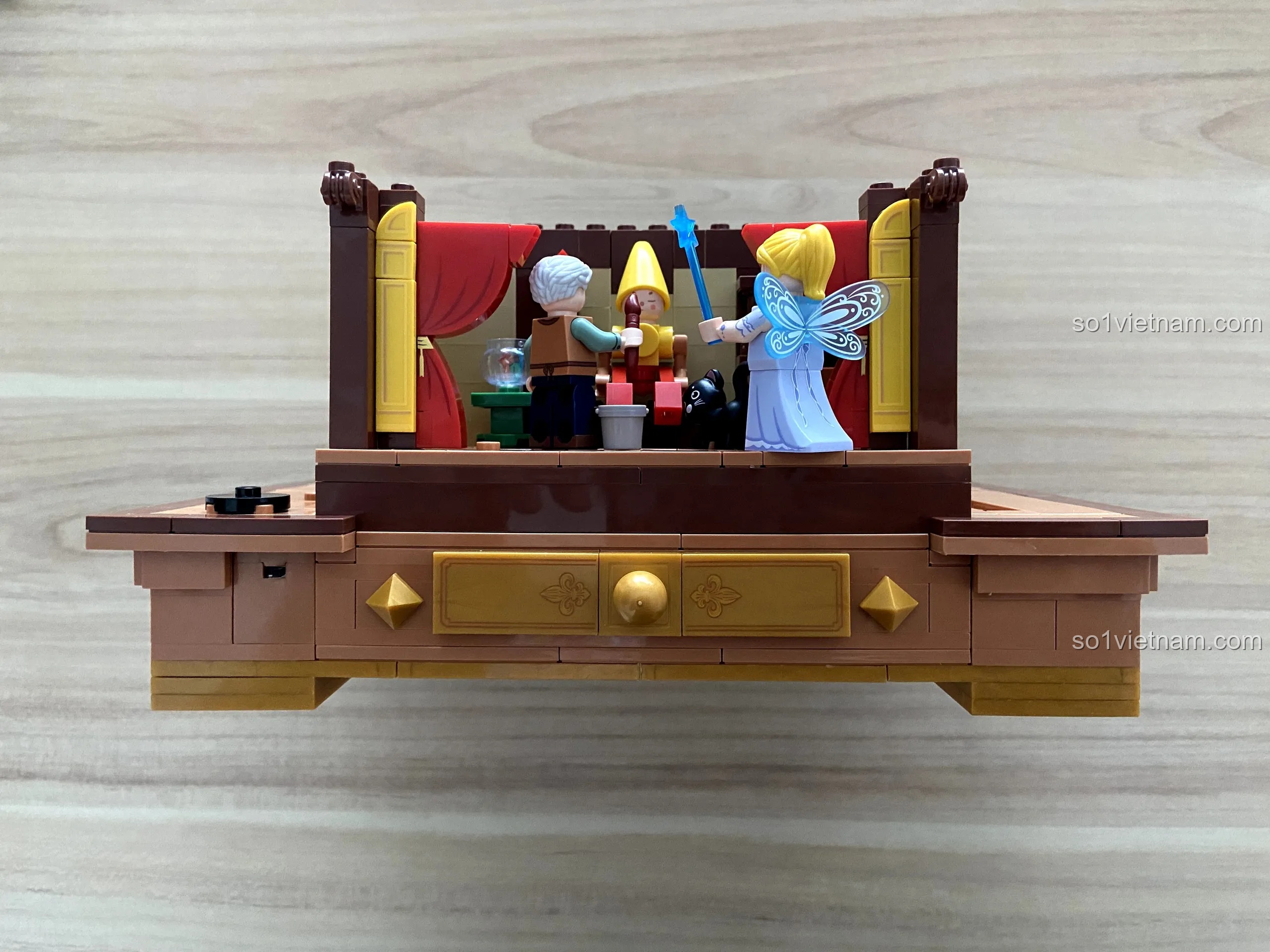 Mặt sau phần thân của Pinocchio trong bộ Wekki 506186, cho thấy cấu trúc bên trong.