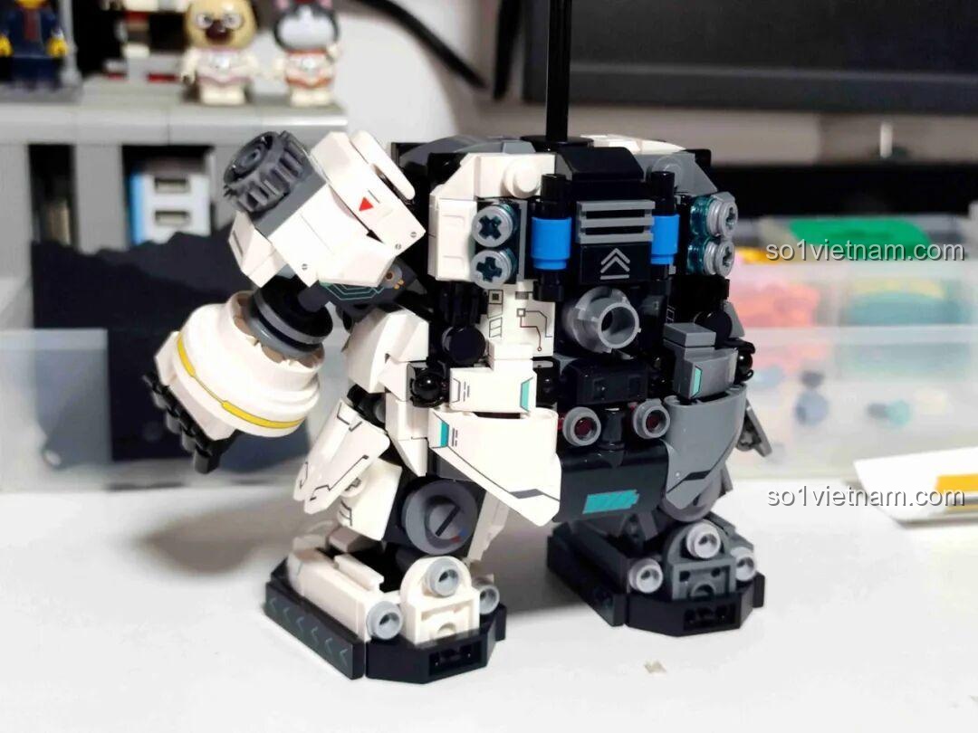 Mặt sau của thân robot Wekki 506507 với nhiều chi tiết cơ khí phức tạp và đẹp mắt.